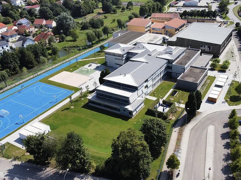 Schulgebäude Drohnenaufnahme Das Bild zeigt das Schulgebäude von oben