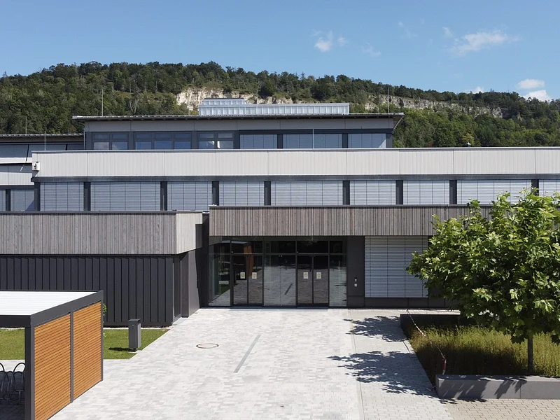 Haupteingang - Weitsicht Das Bild zeigt den Haupteingang