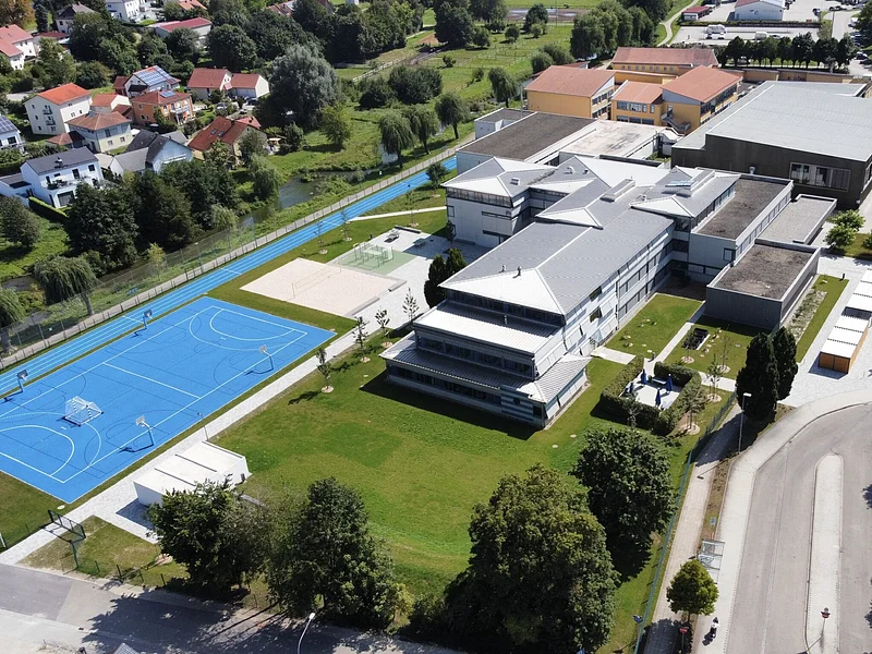 Schulgebäude von oben Außenansicht der Altmühltal-Realschule Beilngries von oben mit Sportgelände und Grünfläche