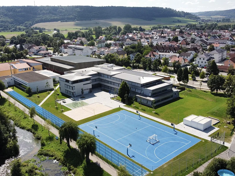 Schulgebäude von oben - Norden Das Bild zeigt das Schulgebäude von oben aus nördlicher Richtung